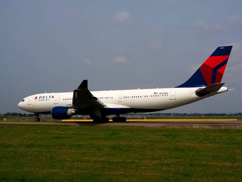 N851NW Delta Air Lines Airbus A330-223 - cn 609 taxiing 14july2013 pic-004