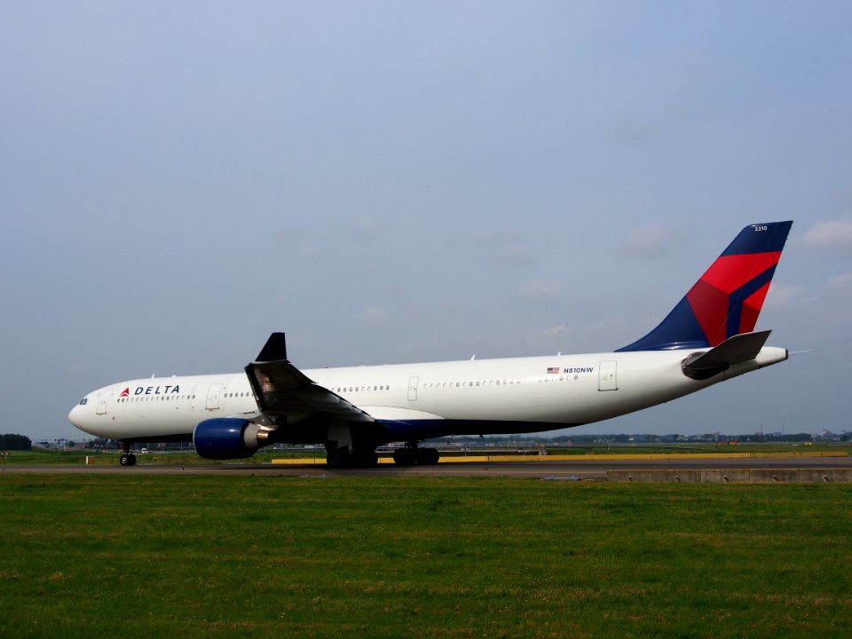 N810NW Delta Air Lines Airbus A330-323X - cn 674 taxiing 14july2013 pic-006
