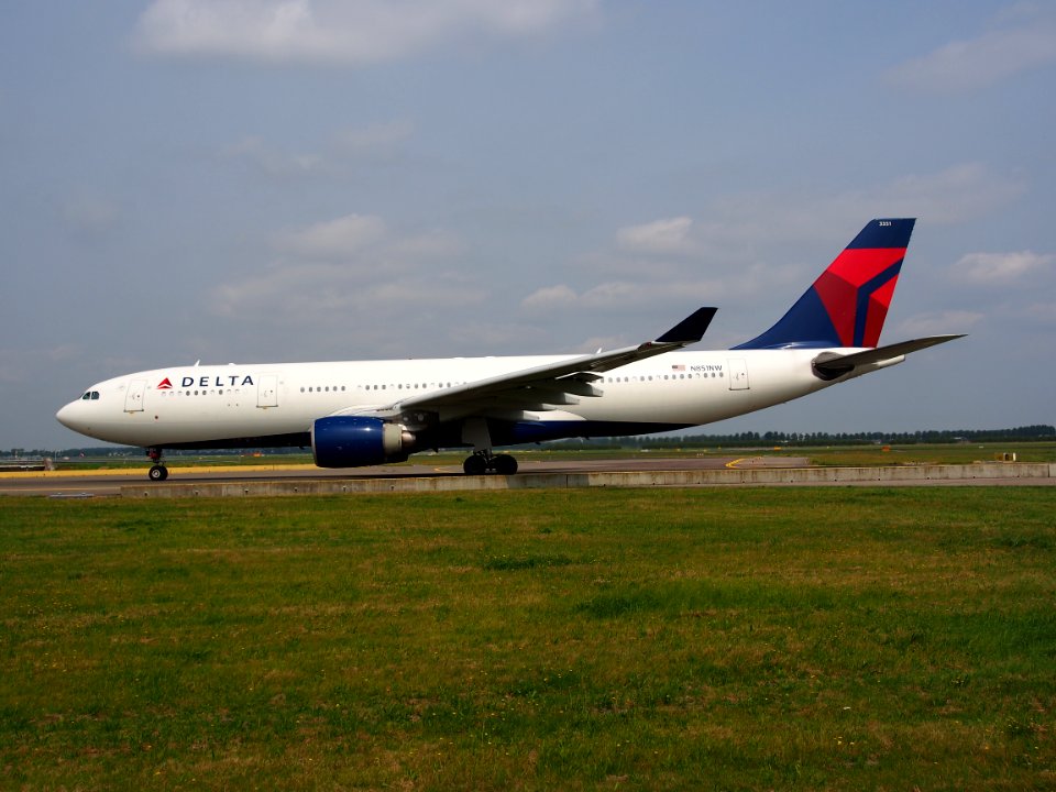 N851NW Delta Air Lines Airbus A330-223 - cn 609 taxiing 14july2013 pic-003