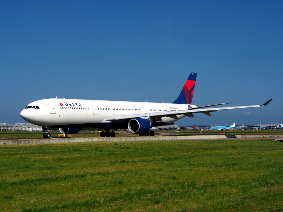 N805NW Delta Air Lines Airbus A330-323X - cn 552 taxiing 18july2013 pic-004
