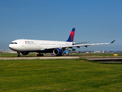N811NW Delta Air Lines Airbus A330-323 - cn 690 taxiing at Schiphol (AMS - EHAM), The Netherlands, 17may2014, pic-1