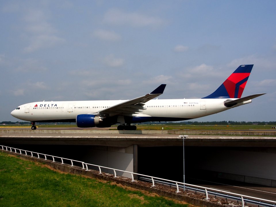 N807NW Delta Air Lines Airbus A330-323X - cn 588 taxiing 14july2013 pic-004