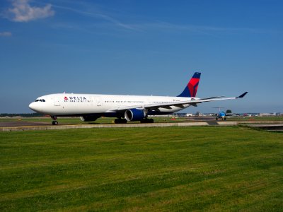 N811NW Delta Air Lines Airbus A330-323 - cn 690 taxiing at Schiphol (AMS - EHAM), The Netherlands, 17may2014, pic-2