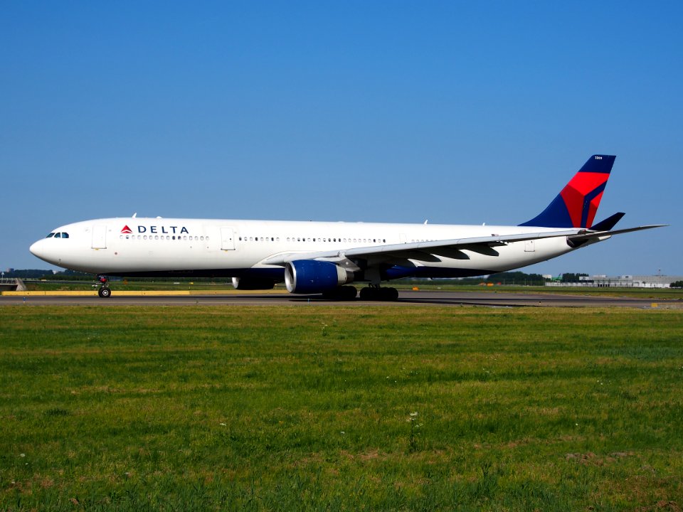N809NW Delta Air Lines Airbus A330-323X - cn 663, taxiing 21july2013 pic-005