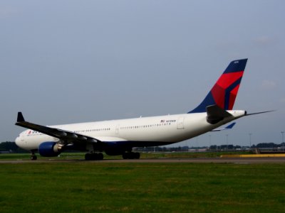N810NW Delta Air Lines Airbus A330-323X - cn 674 taxiing 14july2013 pic-007