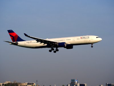 N801NW landing at Schiphol (AMS - EHAM), The Netherlands, pic2
