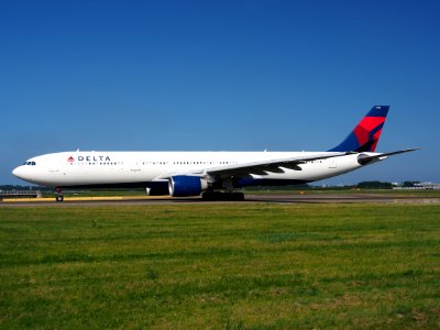 N805NW Delta Air Lines Airbus A330-323X - cn 552 taxiing 18july2013 pic-008