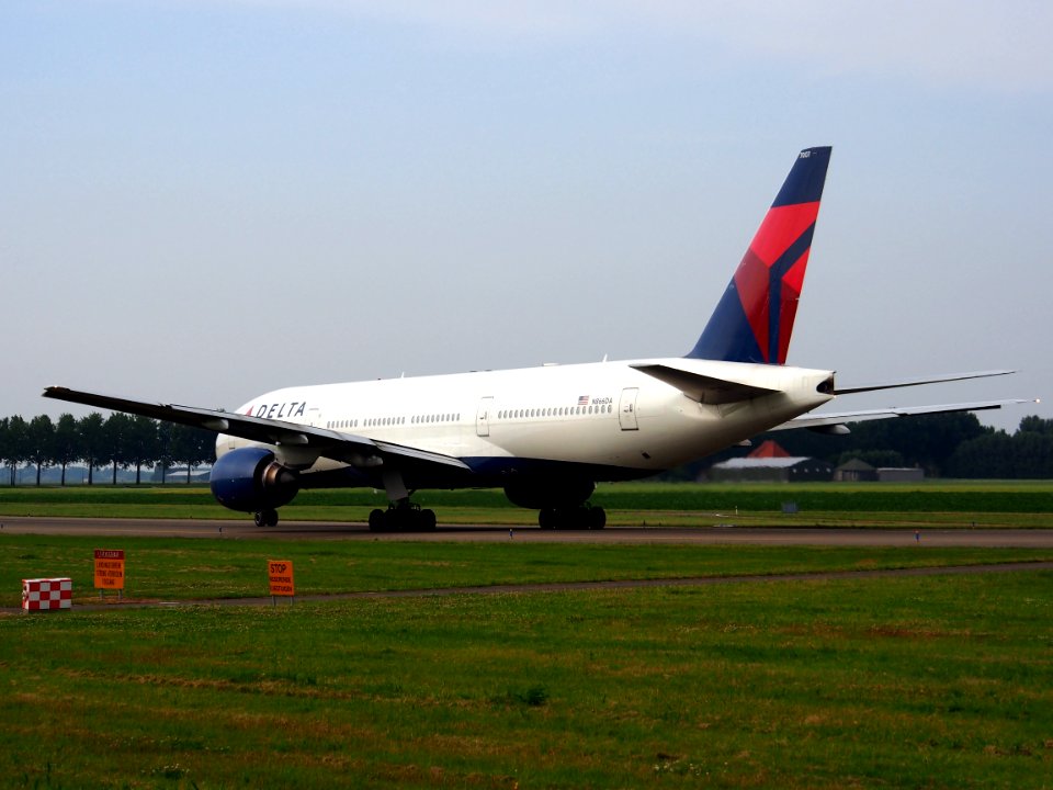 N866DA Delta Air Lines Boeing 777-232(ER) - cn 29738 taxiing 13july2013 pic-007