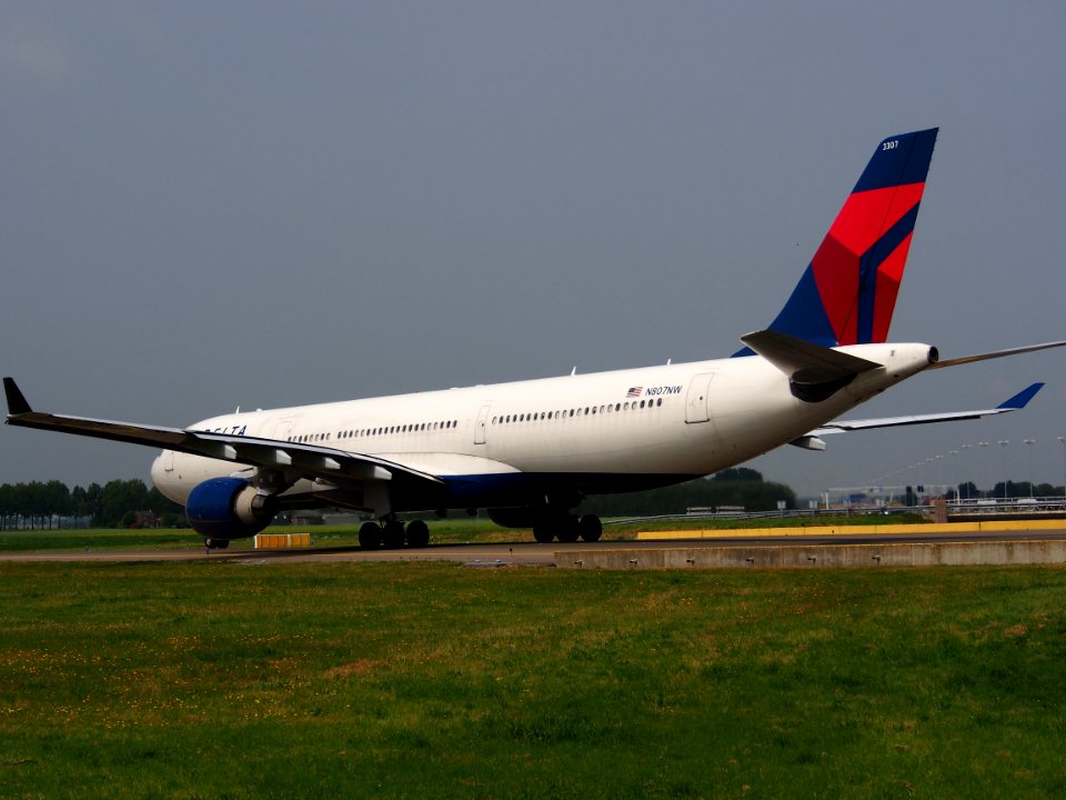N807NW Delta Air Lines Airbus A330-323X - cn 588 taxiing 14july2013 pic-007