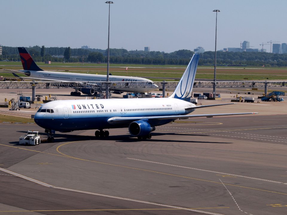 N655UA United Airlines Boeing 767-322(ER) - cn 25393 pushback 21July2013 pic-003
