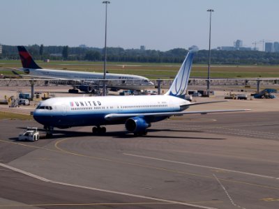 N655UA United Airlines Boeing 767-322(ER) - cn 25393 pushback 21July2013 pic-003