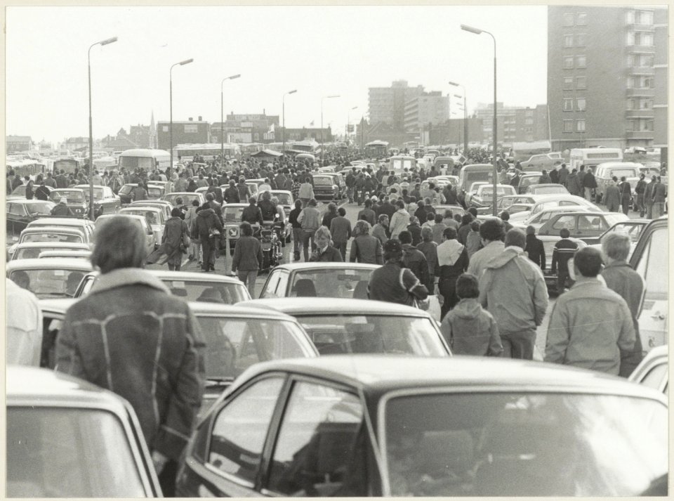 Na afloop van de autoraces is het een drukte op de Burgemeester van Alphenstraat, ziende naar het zuiden. NL-HlmNHA 54012966