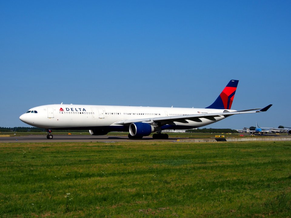 N809NW Delta Air Lines Airbus A330-323X - cn 663, taxiing 21july2013 pic-004
