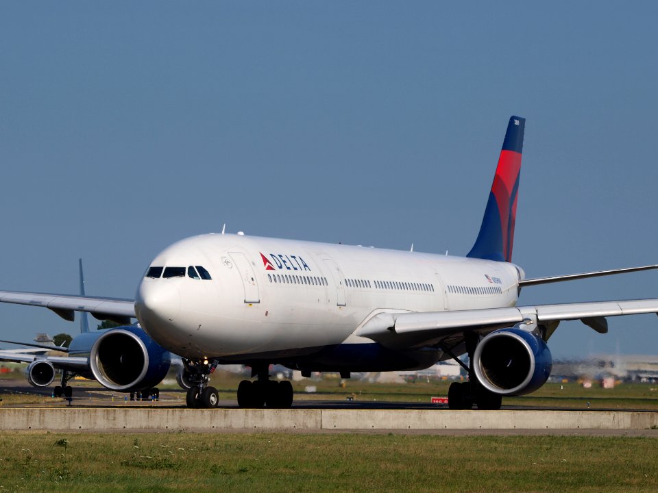 N809NW Delta Air Lines Airbus A330-323X - cn 663, taxiing 21july2013 pic-002