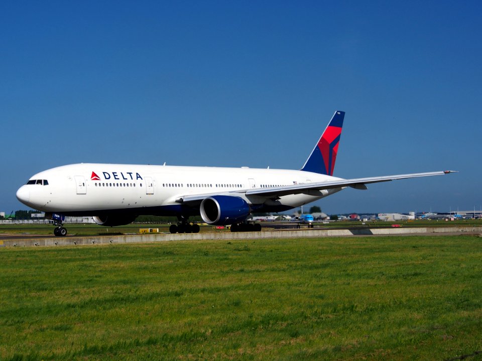 N865DA Delta Air Lines Boeing 777-232(ER) - cn 29737 taxiing 18july2013 pic-005