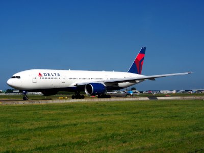 N865DA Delta Air Lines Boeing 777-232(ER) - cn 29737 taxiing 18july2013 pic-005