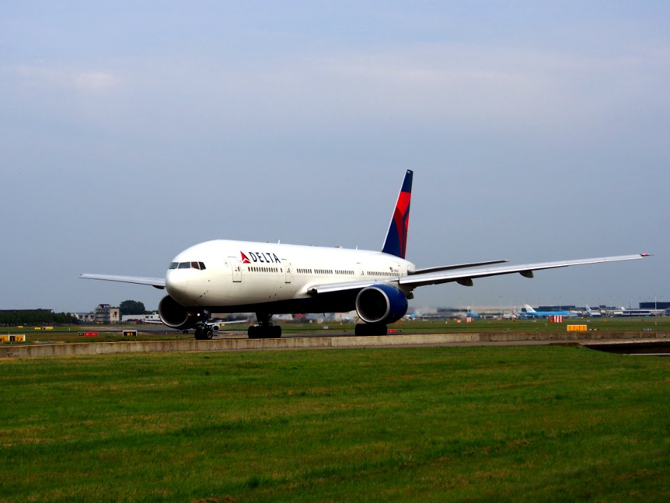 N866DA Delta Air Lines Boeing 777-232(ER) - cn 29738 taxiing 13july2013 pic-002