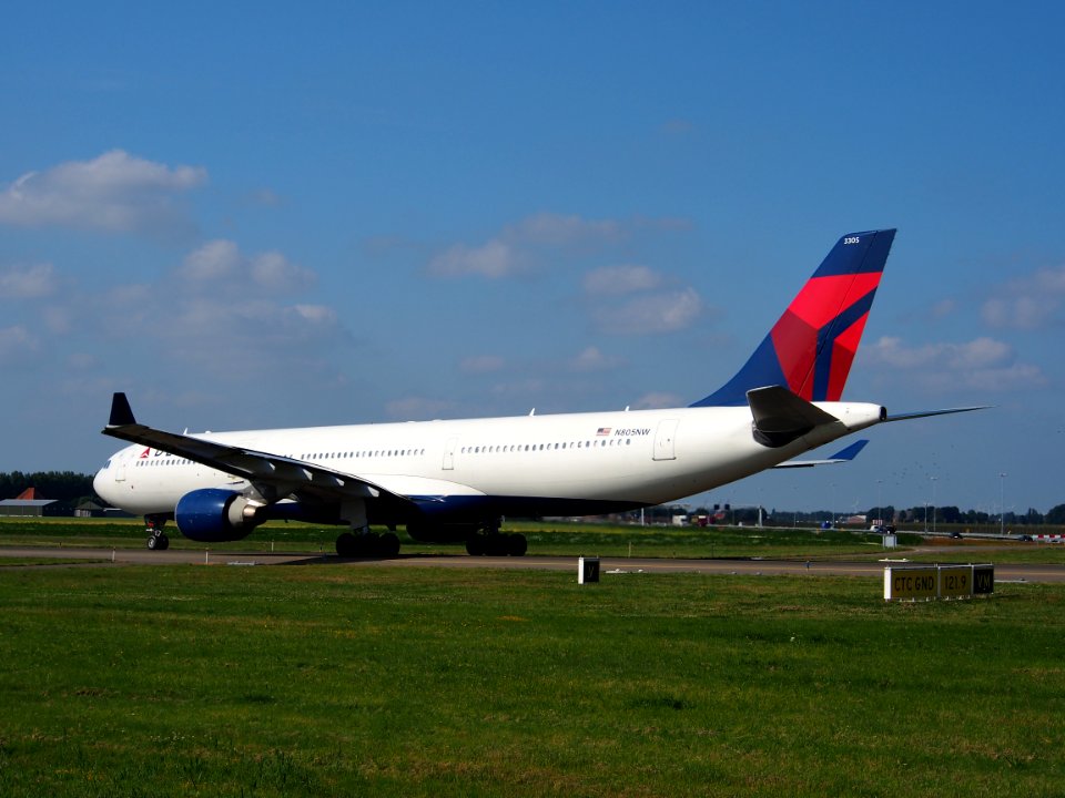 N805NW Delta Air Lines Airbus A330-323X - cn 552 taxiing 18july2013 pic-011