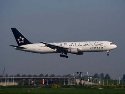 N653UA landing at Schiphol (AMS - EHAM), The Netherlands, pic2