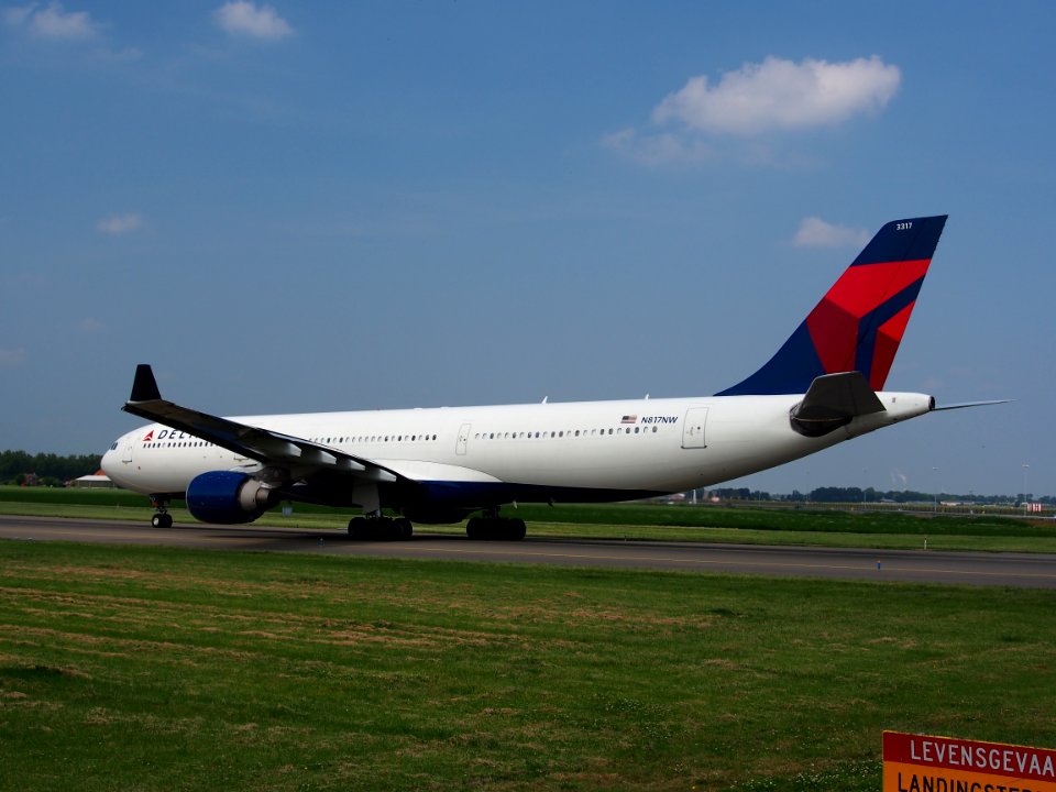 N817NW Delta Air Lines Airbus A330-323X - cn 843 pic7-001