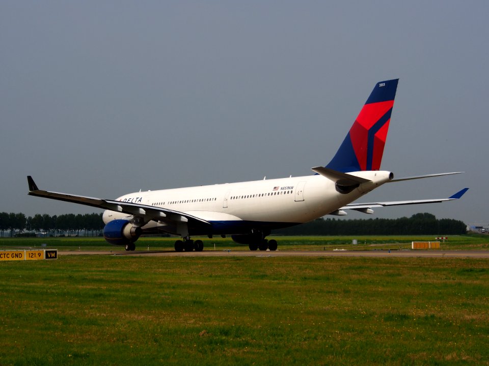 N851NW Delta Air Lines Airbus A330-223 - cn 609 taxiing 14july2013 pic-006