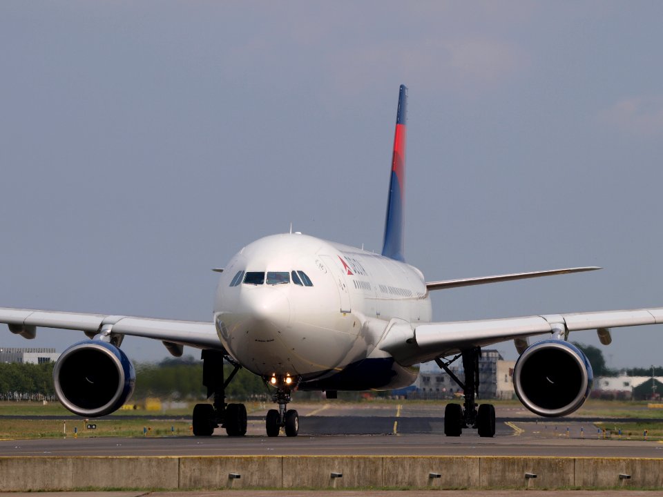 N851NW Delta Air Lines Airbus A330-223 - cn 609 taxiing 14july2013 pic-001