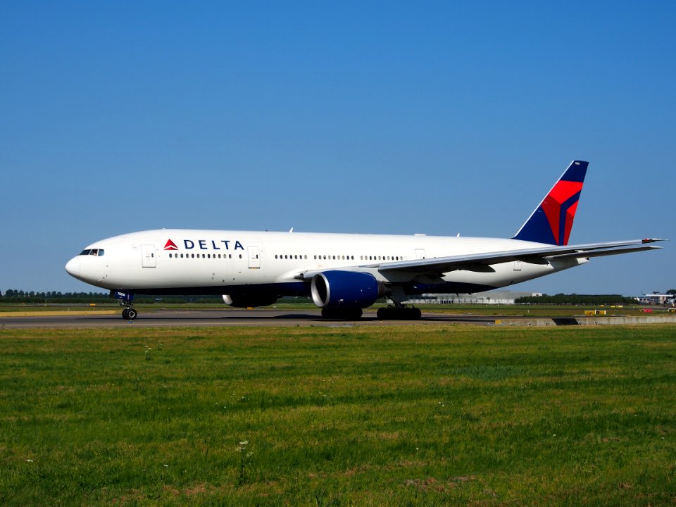 N865DA Delta Air Lines Boeing 777-232(ER) - cn 29737, taxiing 21july2013 pic-005
