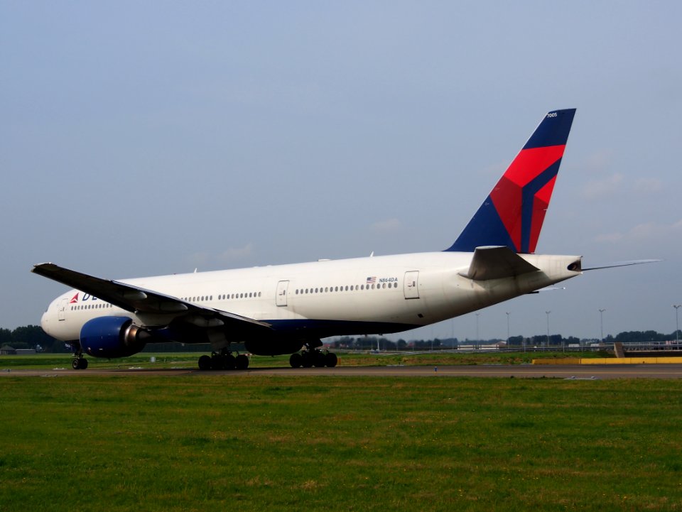 N864DA Delta Air Lines Boeing 777-232(ER) - cn 29736 taxiing 14july2013 pic-006
