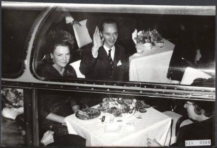 Na de aankomst van de ouders en zuster van prins Hugo Carlos maakten zij met de , Bestanddeelnr 018-0909