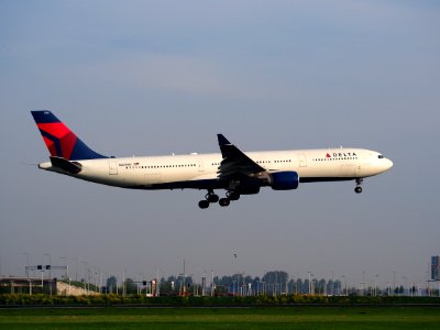 N801NW landing at Schiphol (AMS - EHAM), The Netherlands, pic3
