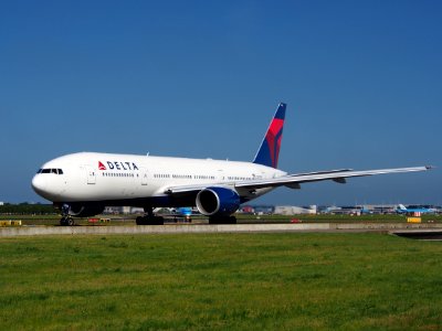 N865DA Delta Air Lines Boeing 777-232(ER) - cn 29737 taxiing 18july2013 pic-004