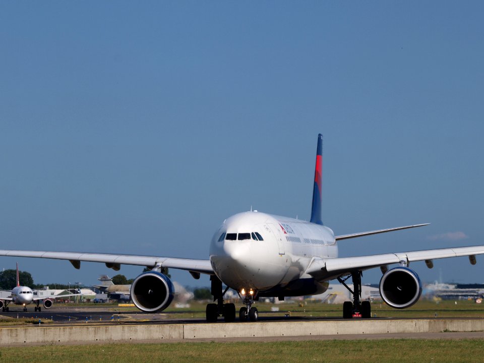N805NW Delta Air Lines Airbus A330-323X - cn 552 taxiing 18july2013 pic-002