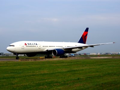 N866DA Delta Air Lines Boeing 777-232(ER) - cn 29738 taxiing 13july2013 pic-003