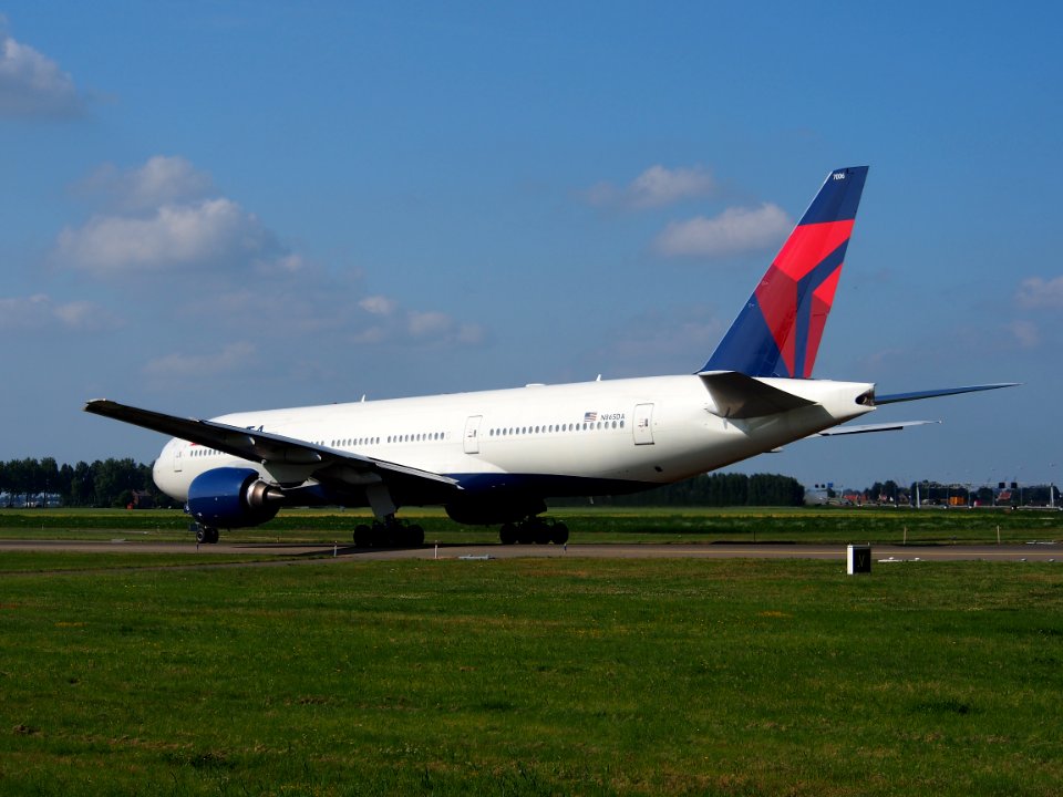N865DA Delta Air Lines Boeing 777-232(ER) - cn 29737 taxiing 18july2013 pic-011