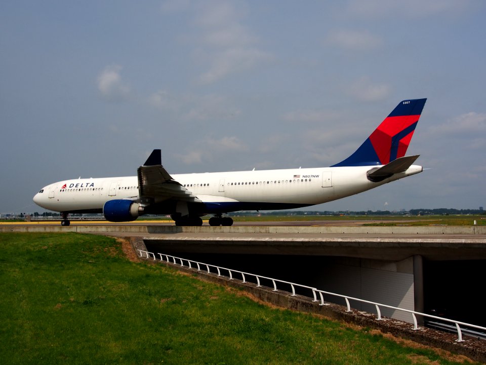 N807NW Delta Air Lines Airbus A330-323X - cn 588 taxiing 14july2013 pic-005