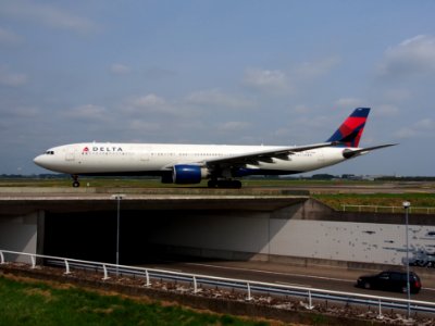 N807NW Delta Air Lines Airbus A330-323X - cn 588 taxiing 14july2013 pic-002