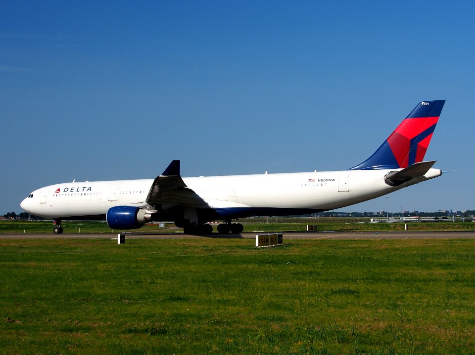 N809NW Delta Air Lines Airbus A330-323X - cn 663, taxiing 21july2013 pic-006