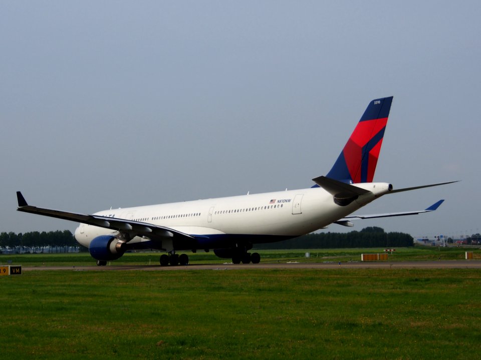 N810NW Delta Air Lines Airbus A330-323X - cn 674 taxiing 14july2013 pic-008