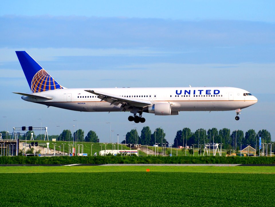 N654UA - Boeing B767-322 (ER) landing at Schiphol (AMS - EHAM), The Netherlands, 16may2014, pic-2
