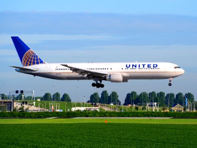 N654UA - Boeing B767-322 (ER) landing at Schiphol (AMS - EHAM), The Netherlands, 16may2014, pic-2