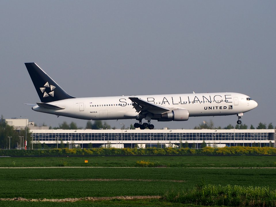 N653UA landing at Schiphol (AMS - EHAM), The Netherlands, pic4