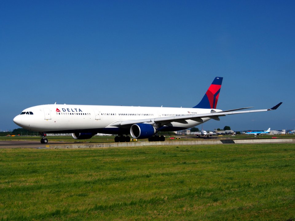 N805NW Delta Air Lines Airbus A330-323X - cn 552 taxiing 18july2013 pic-005