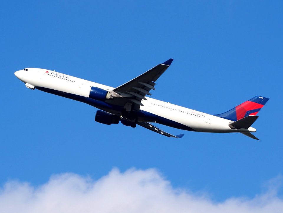 N808NW take-off from Schiphol