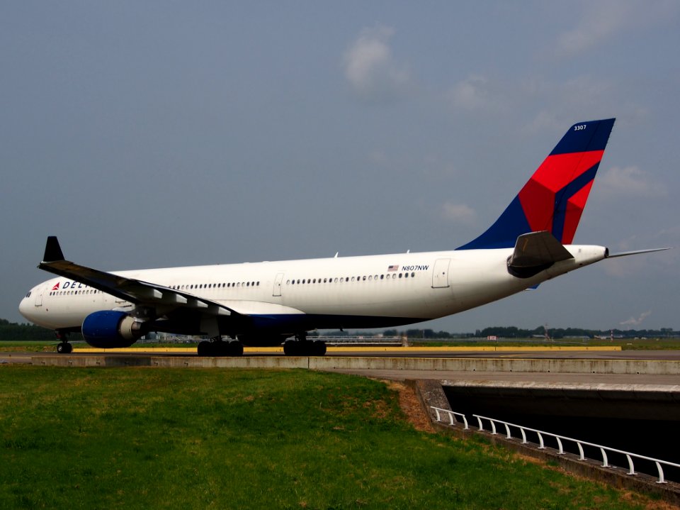 N807NW Delta Air Lines Airbus A330-323X - cn 588 taxiing 14july2013 pic-006