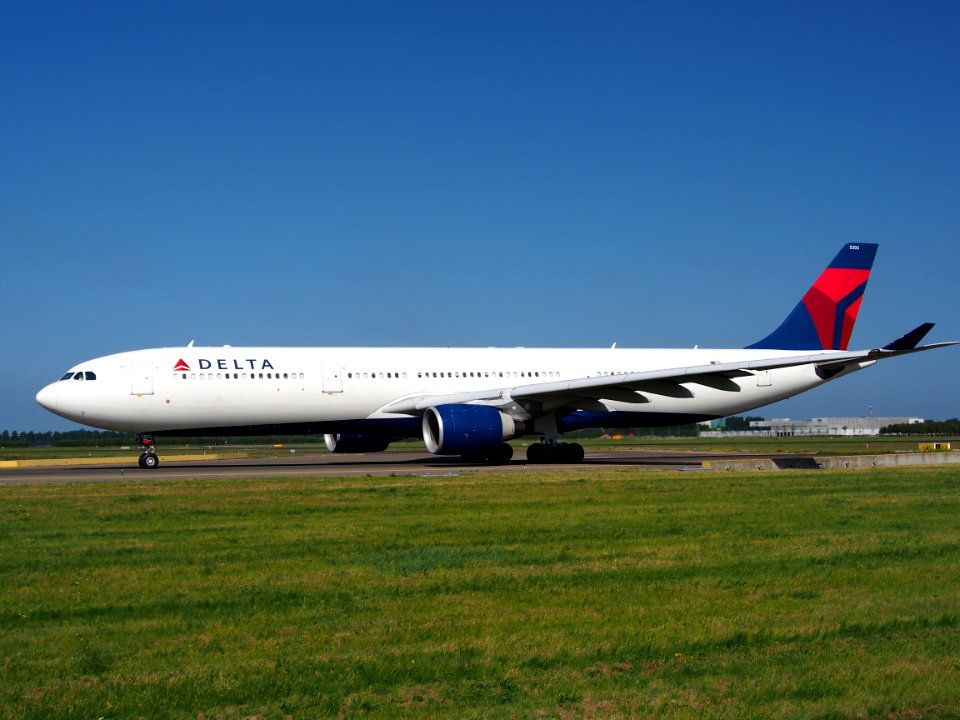 N805NW Delta Air Lines Airbus A330-323X - cn 552 taxiing 18july2013 pic-007