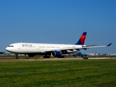 N809NW Delta Air Lines Airbus A330-323X - cn 663, taxiing 21july2013 pic-003