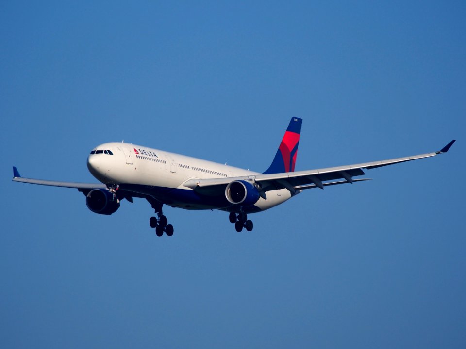 N805NW Northwest Airlines Airbus A330-323, landing at Schiphol (AMS - EHAM), Netherlands, pic1