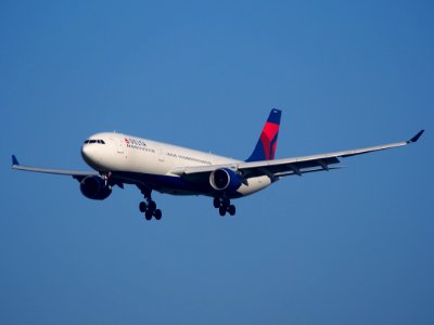 N805NW Northwest Airlines Airbus A330-323, landing at Schiphol (AMS - EHAM), Netherlands, pic1