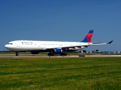 N814NW Delta Air Lines Airbus A330-323X - cn 806, taxiing 21july2013 pic-002