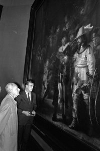 Nachtwacht van Rembrandt beschadigd geheel links oud-directeur Van Schendel daa, Bestanddeelnr 928-1537
